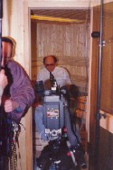 Foto von der Berichterstattung des Bayrischen Fernsehen aus einer Koll Sauna auf der IHM 1994 (Internationale Handwerksmesse) in München ++ Reportage aus einer Koll-Sauna über das Biodampfbad (Kolldarium) ++ Koll Saunabau koll
