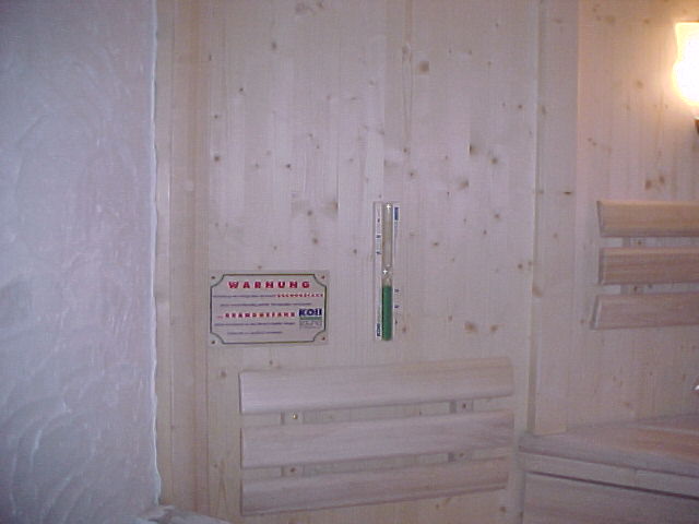 Koll Saunabau prsentiert die Saunareferenz Sauna im Hotel Austria in Ischgl Tirol sterreich ++ Stubensauna im tiroler Stil ++ Saunaliegen und Saunabnke  aus deutscher Waldpappel tropenholzfrei im 40mm Saunabohlen